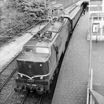854145 Afbeelding de electrische locomotief nr. 1208 (serie 1200) van de N.S. met een trein langs het derde perron van ...